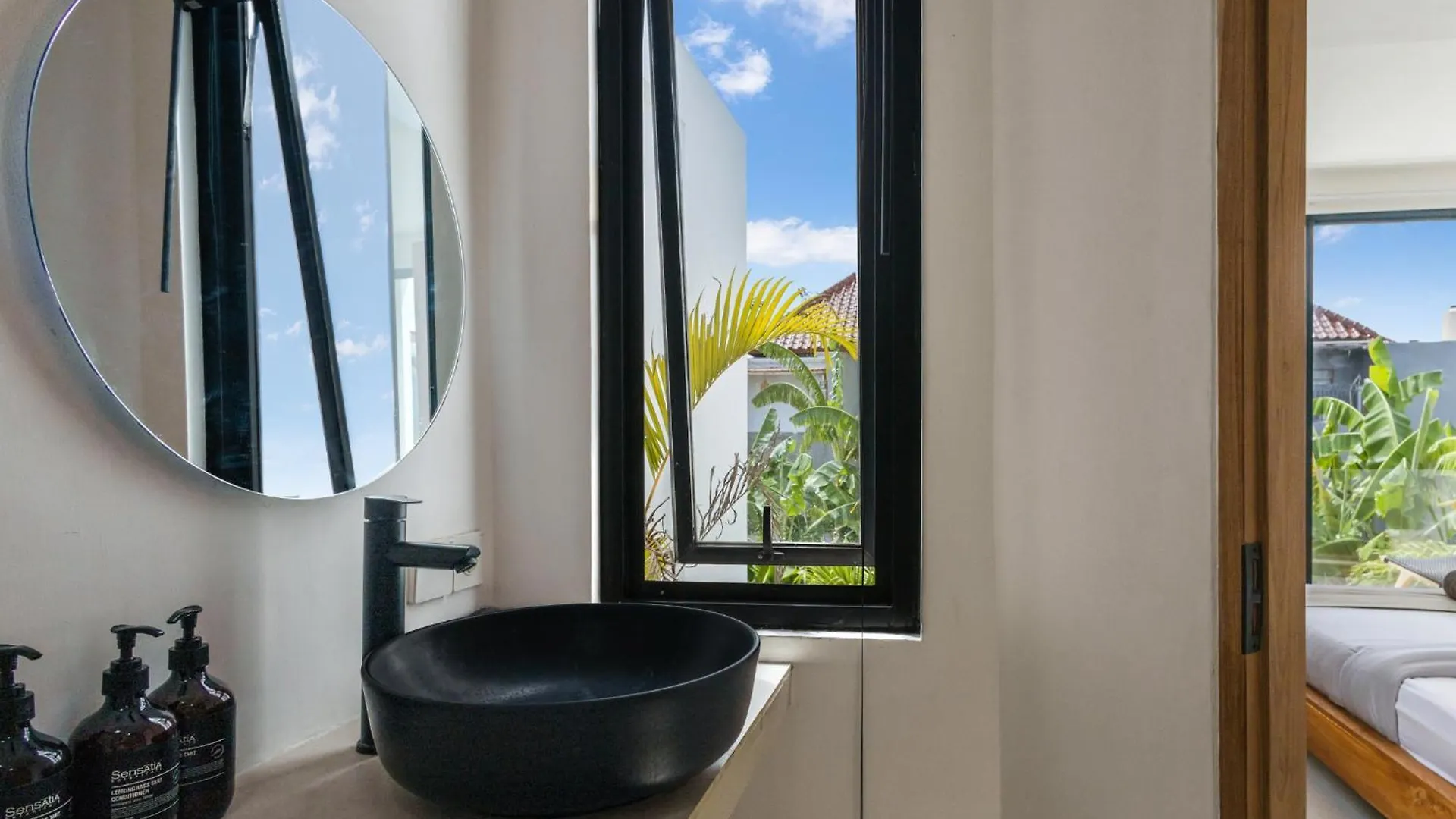 White Residence - Art & Boutique Villas Seminyak